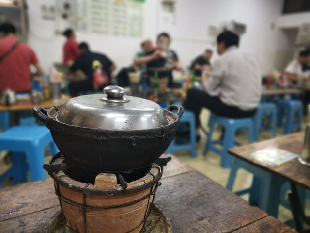 牛杂圣地大沙地最有烟火气的牛杂店，吃到广州最正的炭炉牛杂煲