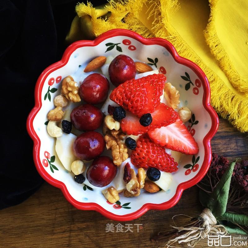 樱桃草莓酸奶碗