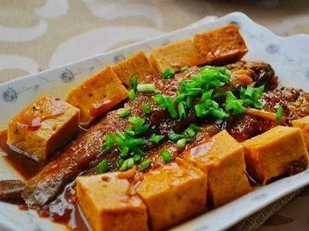 美食推荐：焖豆腐，炖牛腩，百合肉丸，孜然炒鸡尖