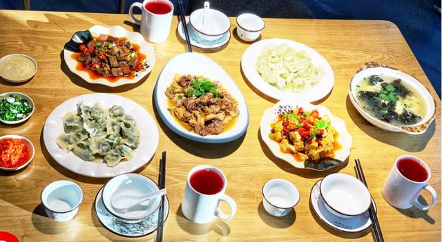 天王盖地虎小鸡炖蘑菇，饺子就酒，丽江这家东北菜贼拉香