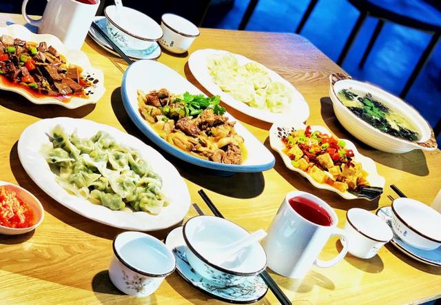 天王盖地虎小鸡炖蘑菇，饺子就酒，丽江这家东北菜贼拉香