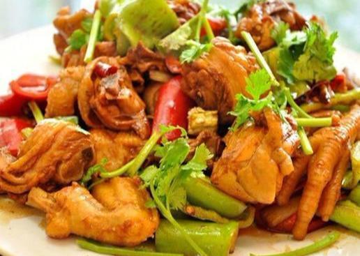 美食推荐：黄瓜豆腐，蒜蓉通心菜，酱香蘑菇牛肉，油泼仔鸡块