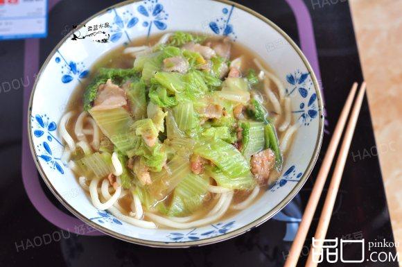 白菜炒肉浇面