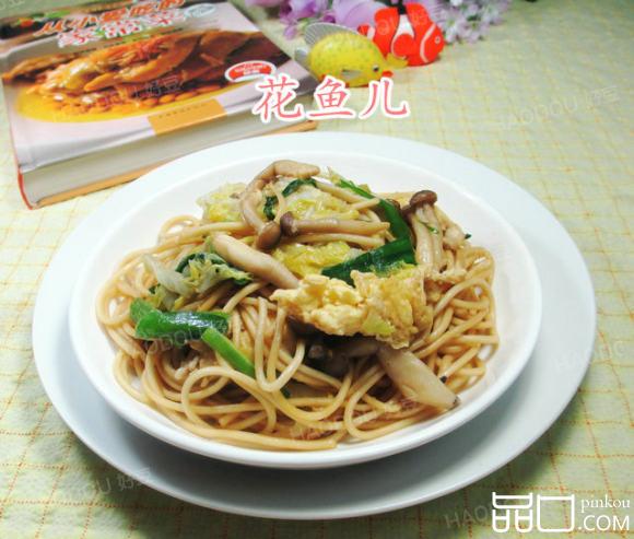 蟹味菇鸡蛋炒面