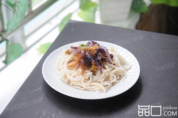 紫甘蓝榨菜丝拌面