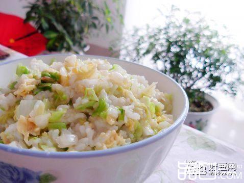 鸡蛋白菜炒饭