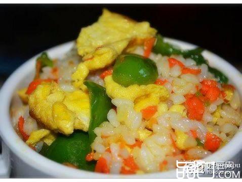 胡萝卜青椒鸡蛋炒饭