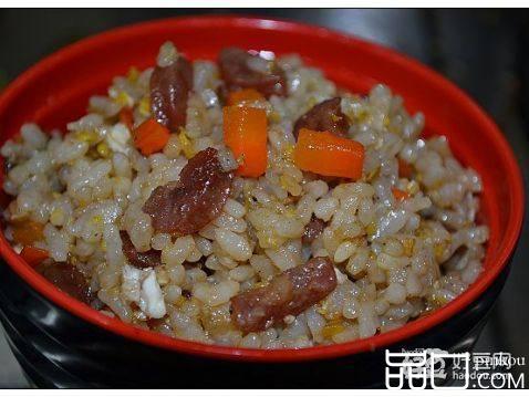 胡萝卜香肠炒饭