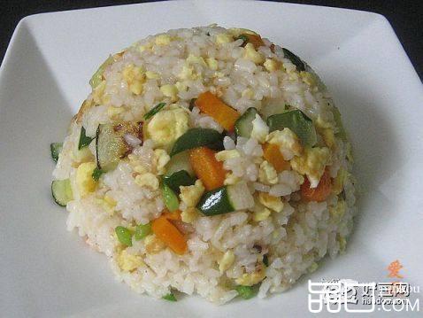 胡萝卜黄瓜蛋炒饭