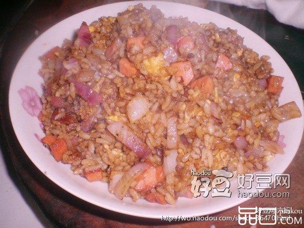 洋葱鸡蛋火腿肠炒饭