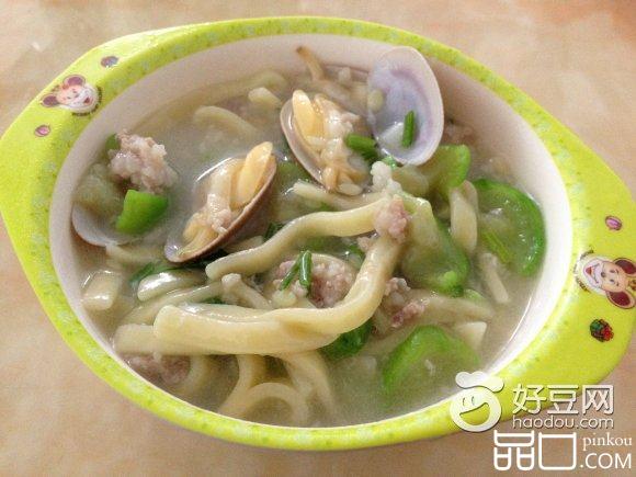 花甲瘦肉煮面条
