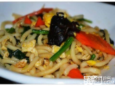 菠菜鸡蛋胡萝卜炒面