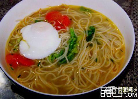 卧蛋鸡汤面