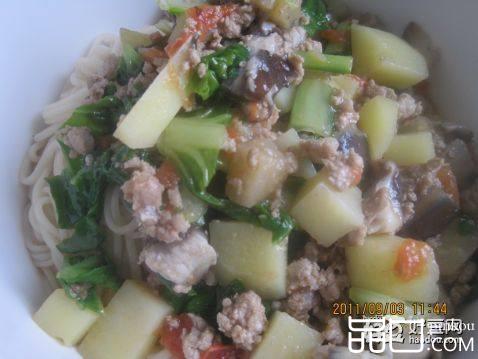 土豆茄丁白菜盖面