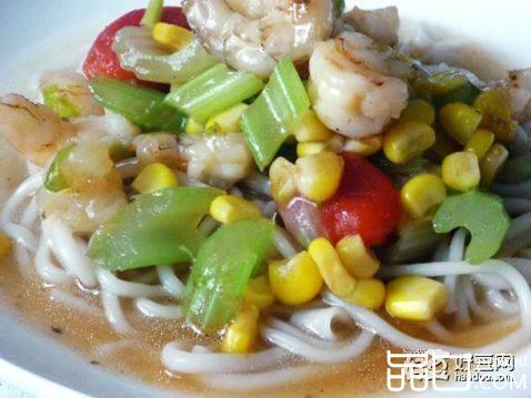 海鲜蔬菜拌面