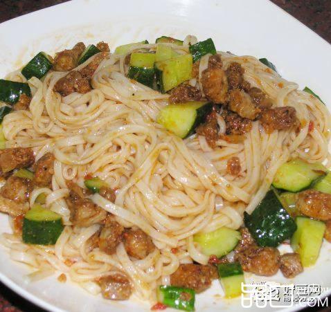 肉丁拌面