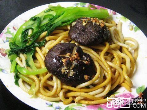 青菜香菇凉拌面