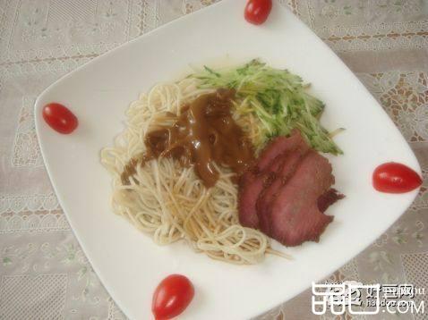 黄瓜牛肉冷面