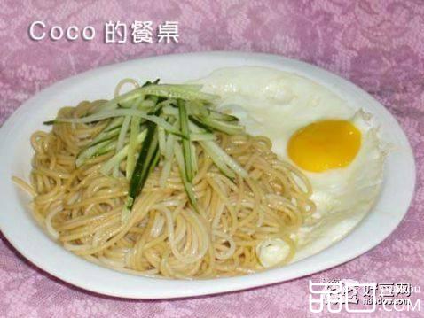 太阳蛋黄瓜酱油面