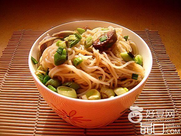 青蒜腊肠炒米粉