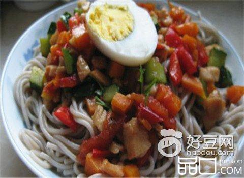 鸡丁卤汁浇厥粉