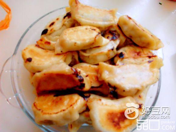 胡萝卜猪肉木耳煎饺