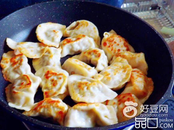 平底锅煎饺子