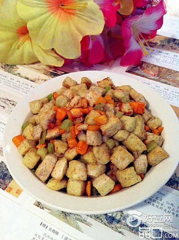 芹菜胡萝卜丁炒馒头
