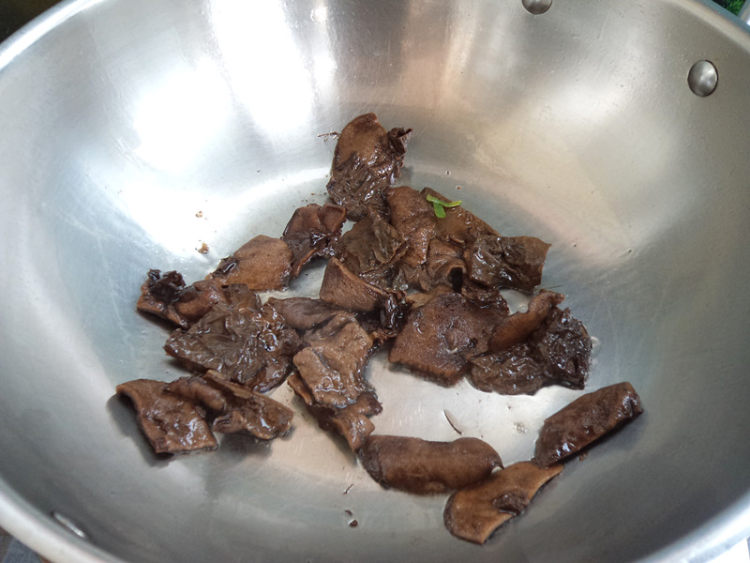 榛蘑炒白菜步骤6