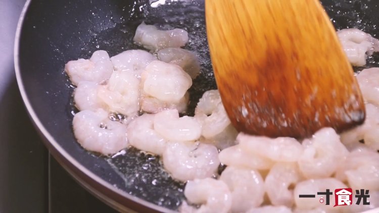三色炒虾仁步骤4