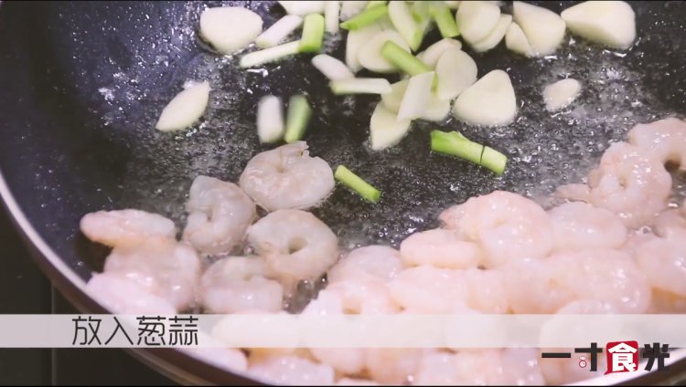 三色炒虾仁步骤5