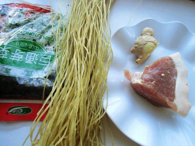 芽菜粉条烧肉步骤1