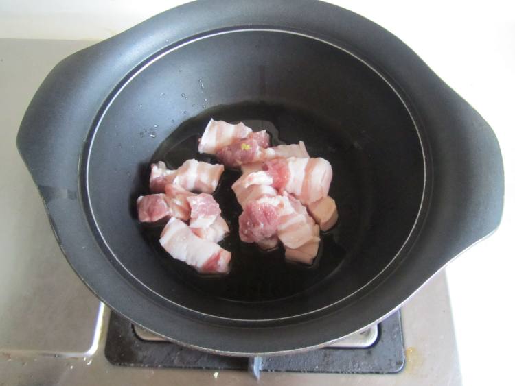 莲子红烧肉步骤2
