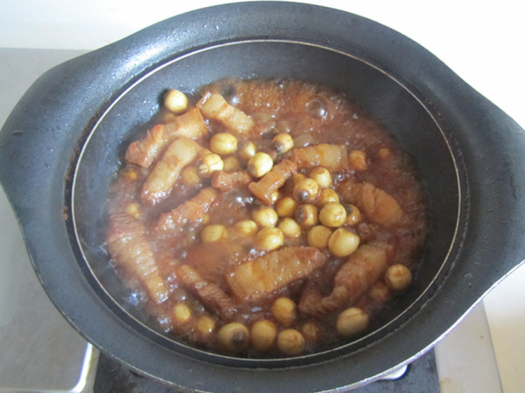 莲子红烧肉步骤9