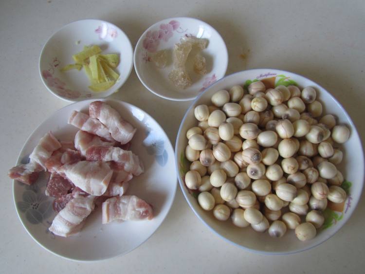 莲子红烧肉步骤1