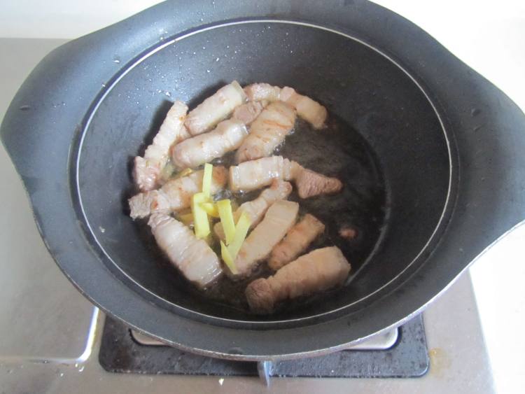 莲子红烧肉步骤3
