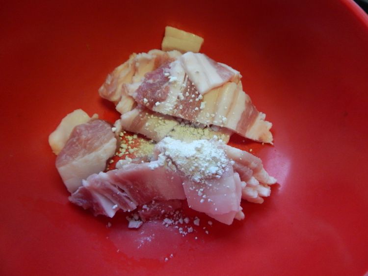 包菜炒猪肉片步骤1