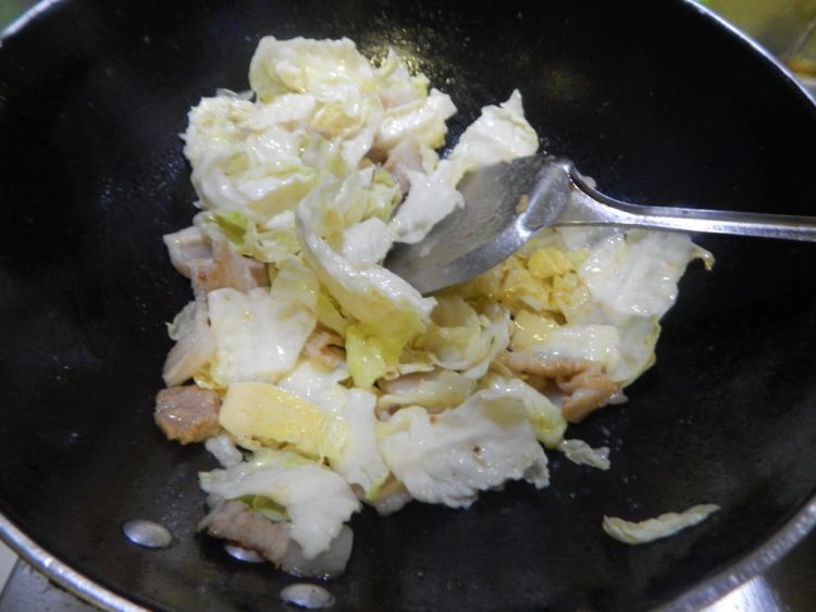 包菜炒猪肉片步骤9