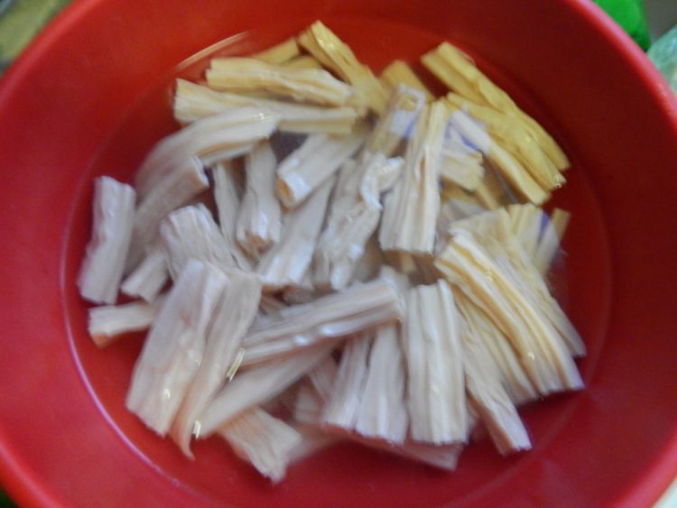 黄瓜炒腐竹步骤1