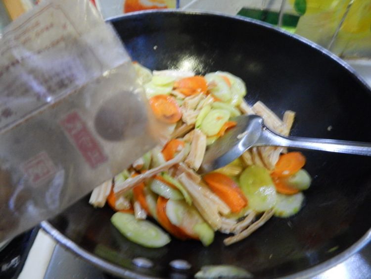 黄瓜炒腐竹步骤12