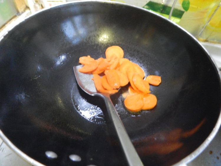 黄瓜炒腐竹步骤5