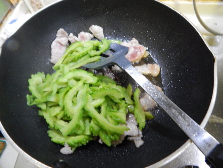 苦瓜炒猪肉步骤7