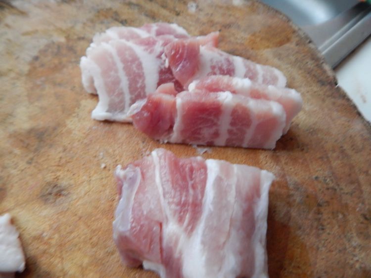 苦瓜炒猪肉步骤1