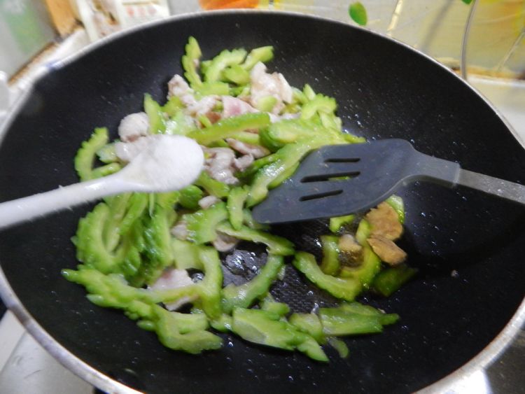 苦瓜炒猪肉步骤9