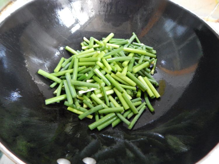 蒜苔炒烤肠步骤4