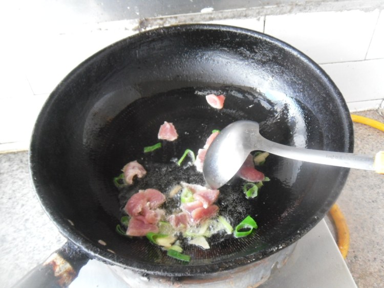 肉片炒秋葵步骤4
