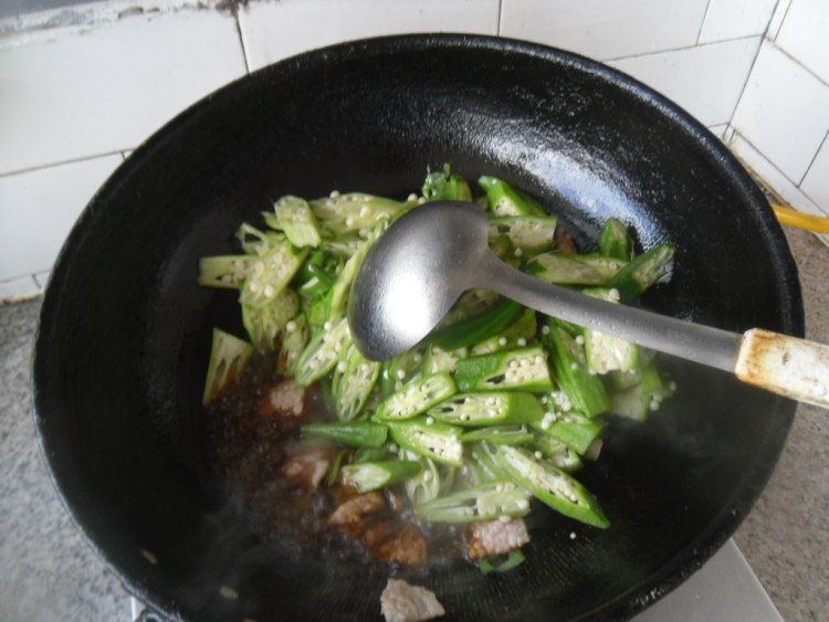 肉片炒秋葵步骤6