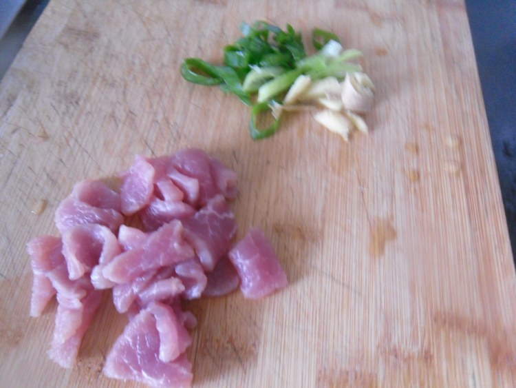 肉片炒秋葵步骤3