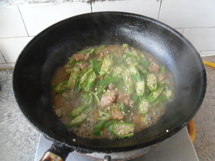 肉片炒秋葵步骤9