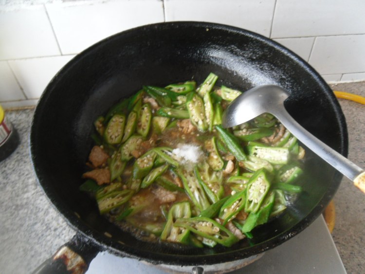 肉片炒秋葵步骤8